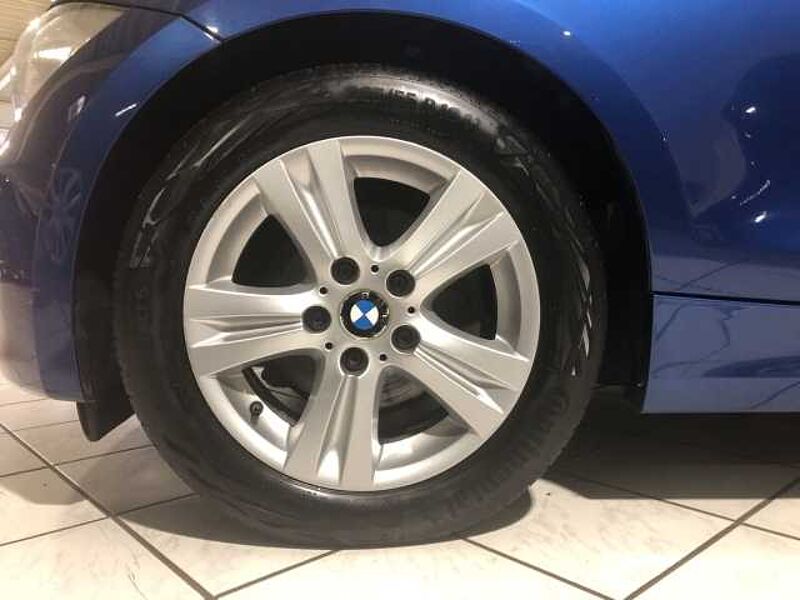 BMW 118 Cabrio- El. Verdeck Leder Klimaautom Navi SHZ Temp Tel. -Vorb. PDCv+h Regensensor